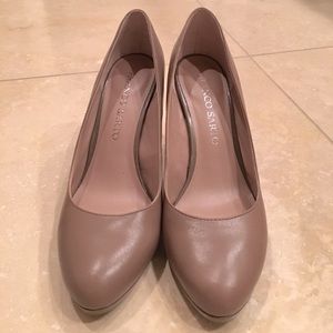 Nude pumps